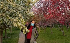 男生和女生在一起打扑克牌